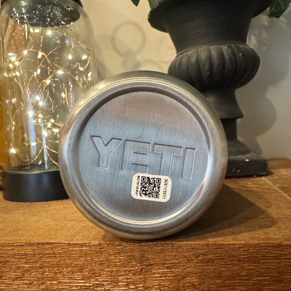 YETI Rambler 26 oz Water Bottle with Black Straw Cap in Excellent Condition - Picture 4 of 6